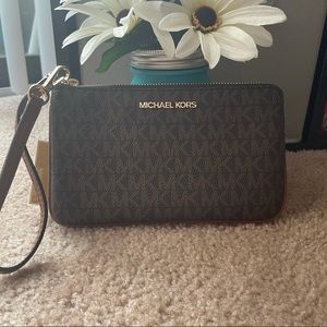 Michael Kors lg TZ wristlet